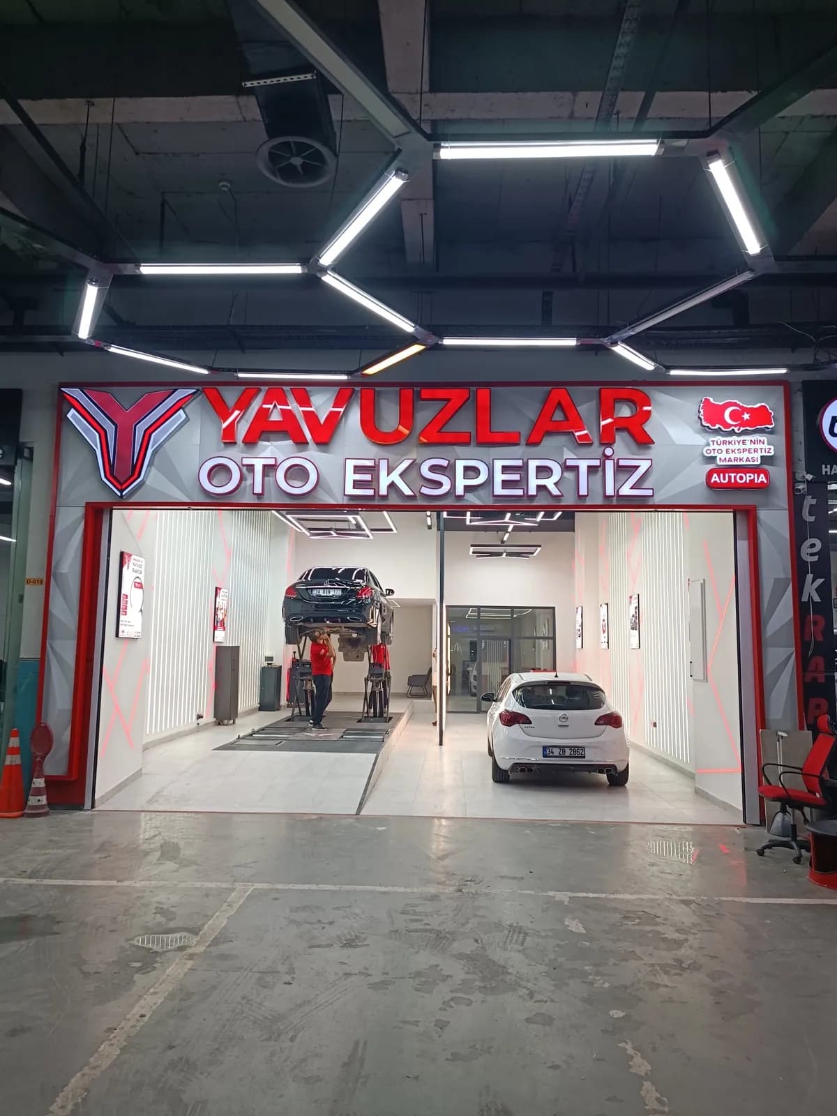 Esenyurt Oto Ekspertiz — Yavuzlar istasyonunun dış cephesi ve tabelası