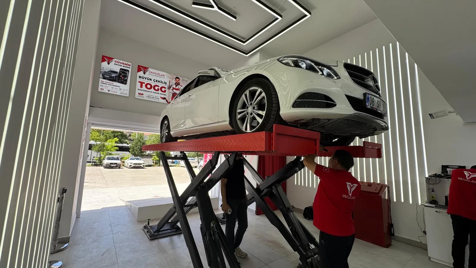 Avcılar Oto Ekspertiz — lift hattında araç kontrolü ve ekspertiz alanı