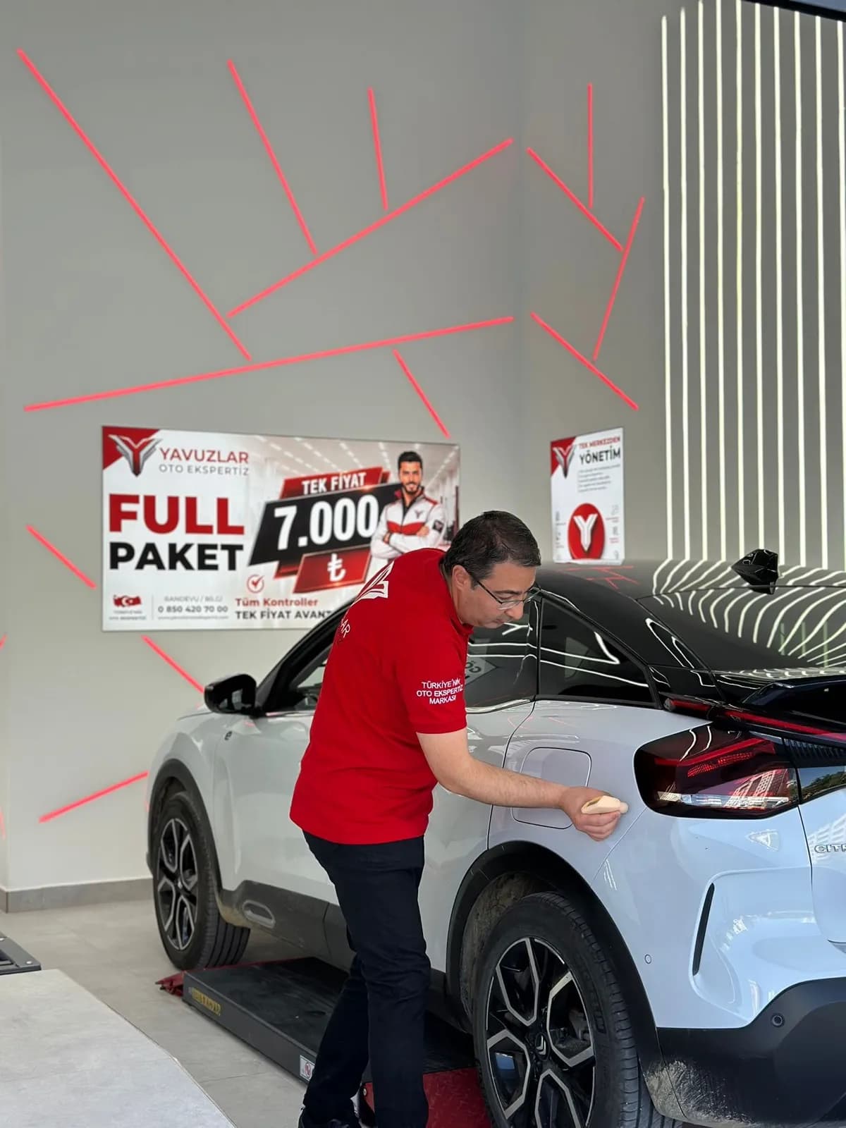 Altındağ Oto Ekspertiz — Yavuzlar eksperi aracın boya ve kaporta kontrolünü yaparken