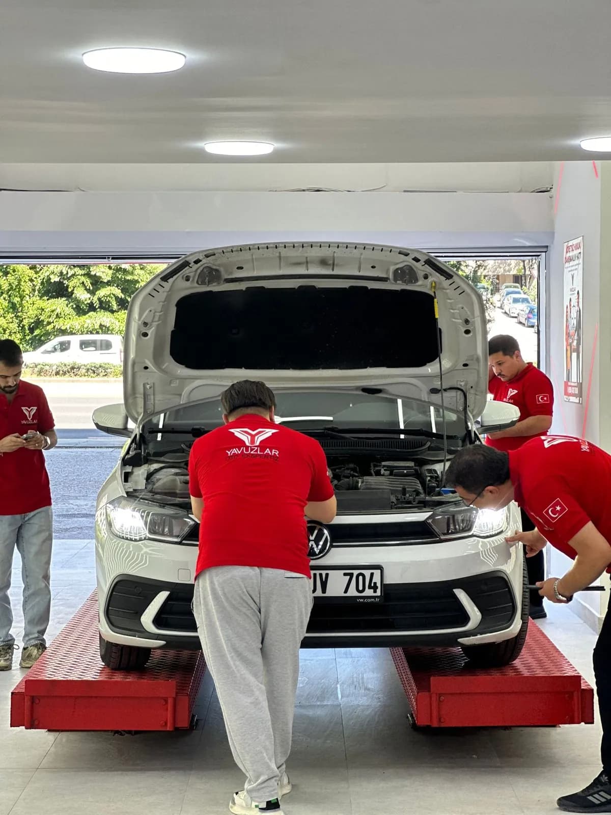Mamak Oto Ekspertiz — Yavuzlar ekibi aracın motor bölümünü kontrol ederken