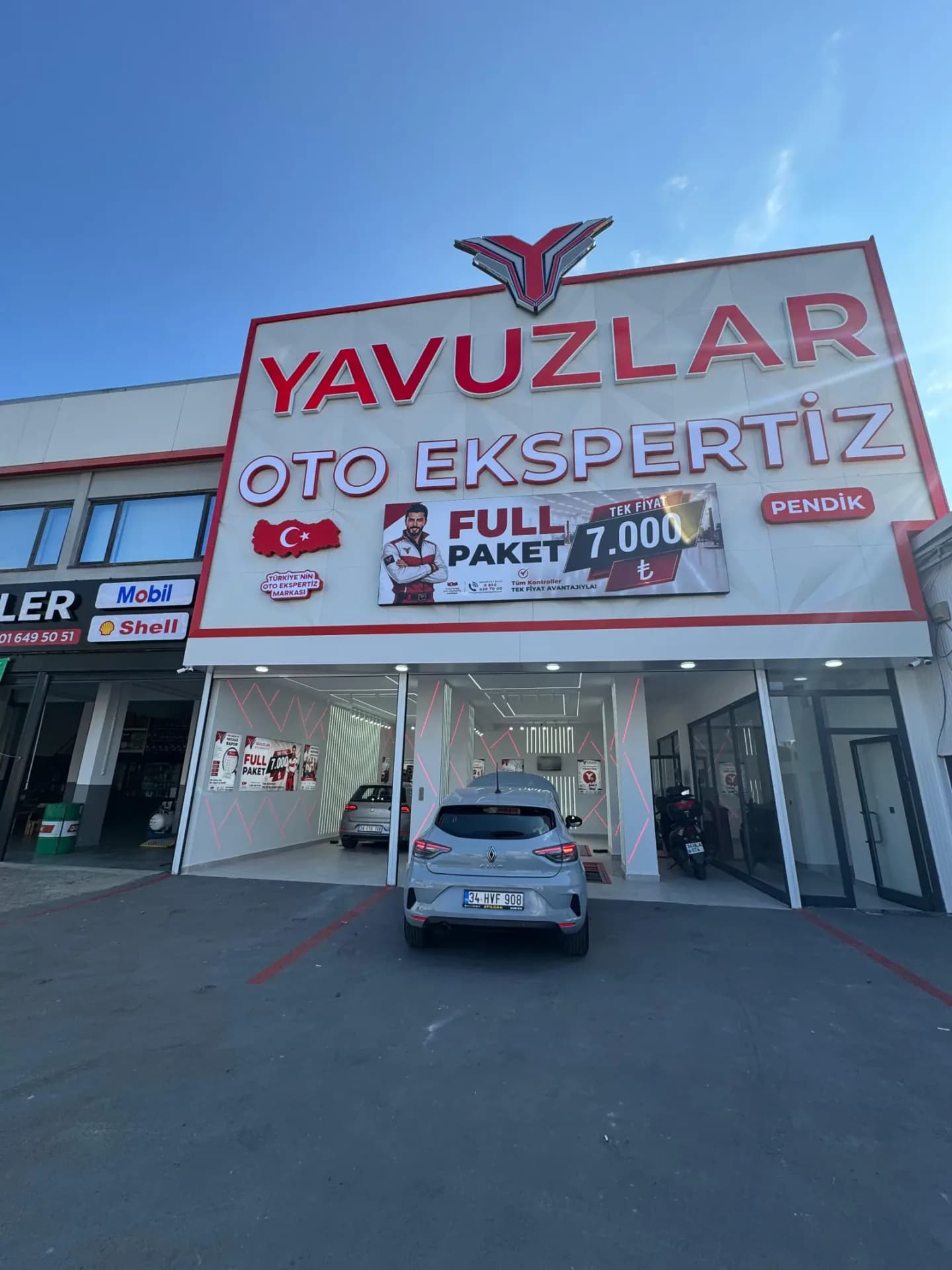 Pendik Oto Ekspertiz şubesinin dış cephesi — Yavuzlar tabelası ve Full Paket 7.000 TL panosu, E-5 Yanyolu