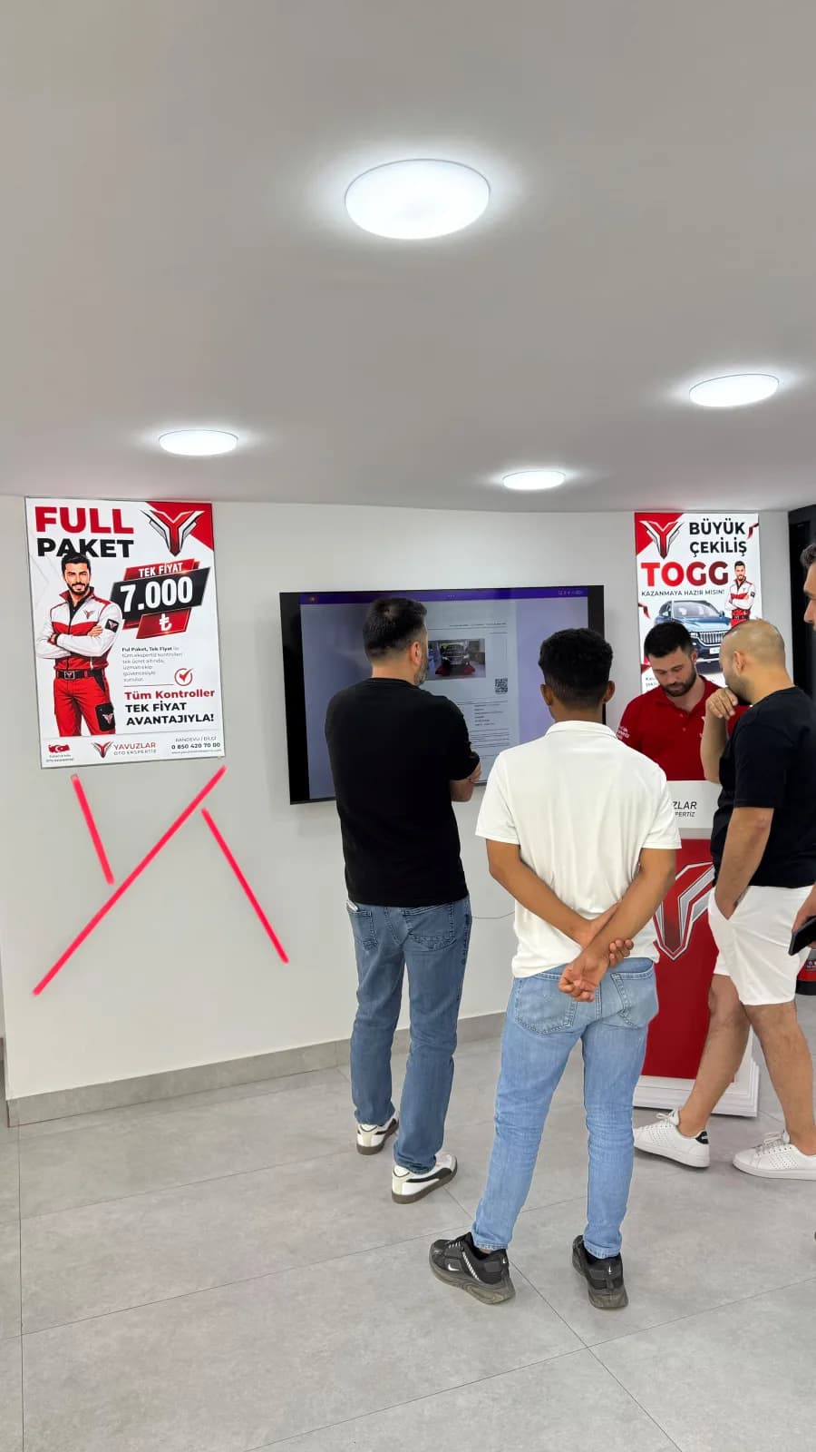 Yavuzlar eksperi ekspertiz raporunu müşteriye ekranda anlatıyor
