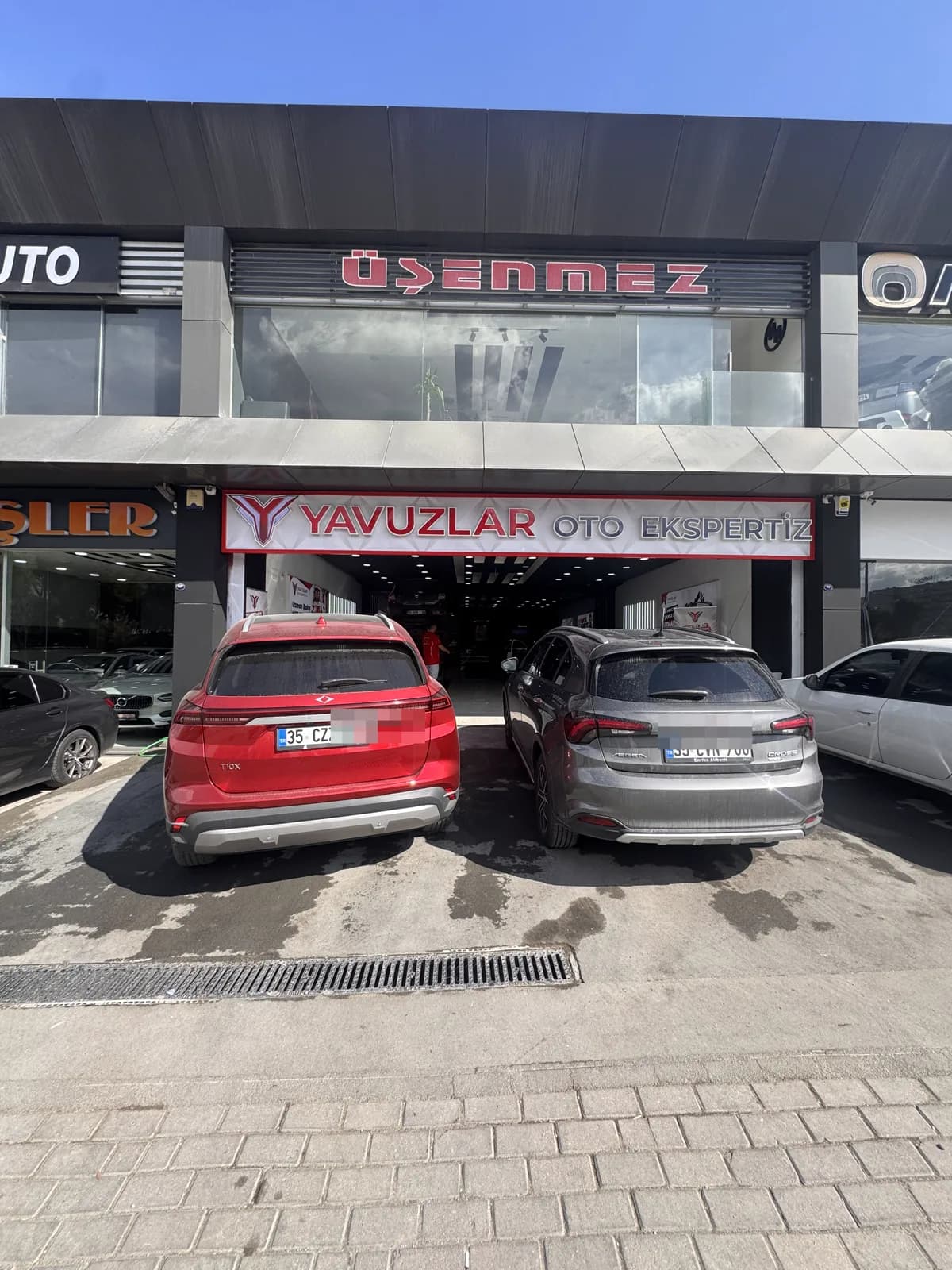 İzmir Oto Ekspertiz — Yavuzlar İzmir istasyonu tabelası ve önü